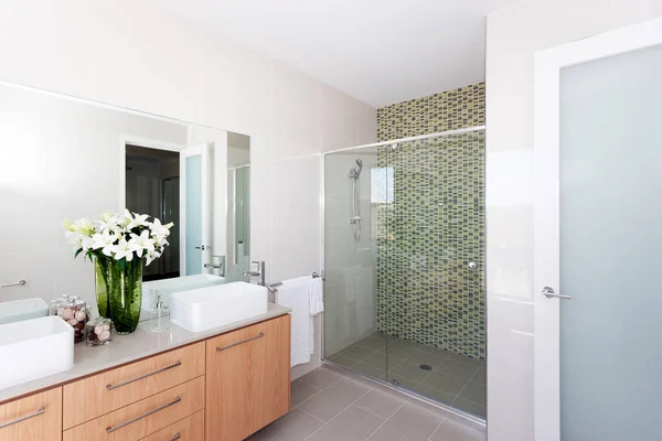 Un baño moderno de lujo vista de diseño interior — Foto de Stock