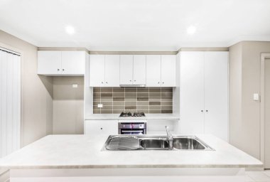 Parlak, modern bir mutfağın iç çekimi.