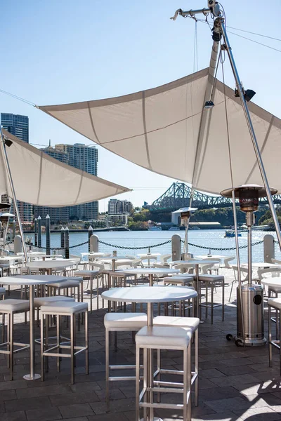 Leeres Café in der Nähe der Uferpromenade in Brisbane — Stockfoto