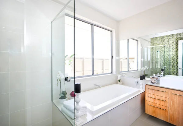 Světlá koupelna v novém luxusním domě — Stock fotografie