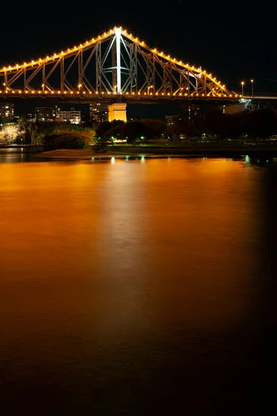 Puente iluminado de Brisbane por la noche — Foto de Stock