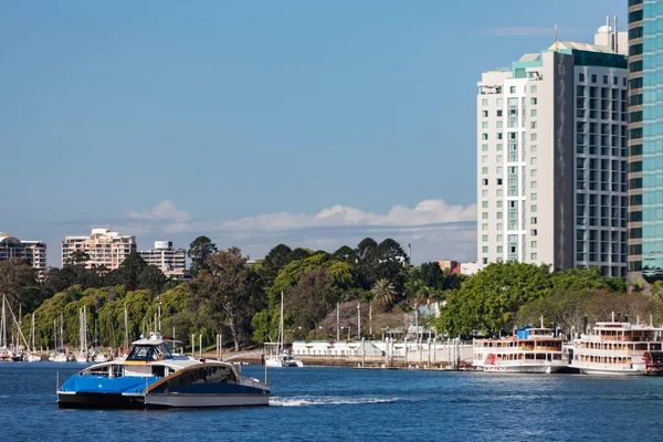 Un ferry de la ciudad navegando por el río Brisbane — Foto de Stock