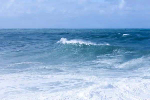Espumosas olas fuertes que se estrellan en el océano —  Fotos de Stock