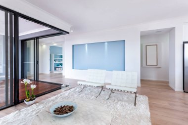 Yeni lüks bir evde oturma odası manzarası.