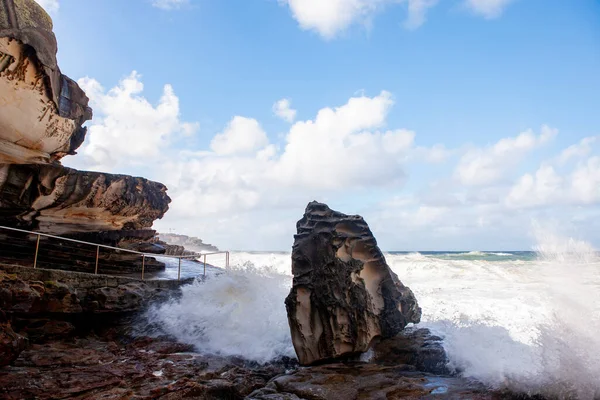 大浪在岩石上冲撞，澳大利亚邦迪 — 图库照片