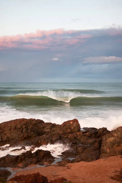 Ondas poderosas do mar esmagando as rochas na costa — Fotografia de Stock