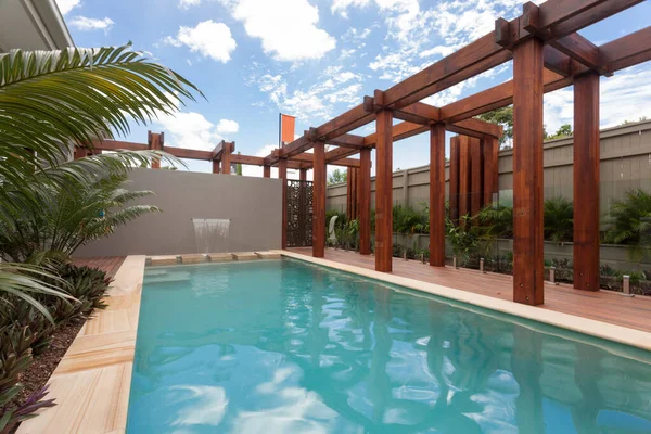 Uma grande piscina no quintal da casa moderna — Fotografia de Stock