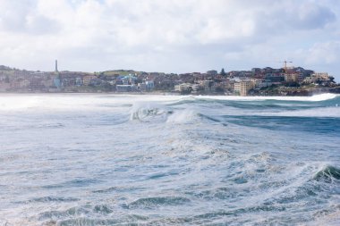 Köpüklü stong dalgaları okyanusa çarpıyor