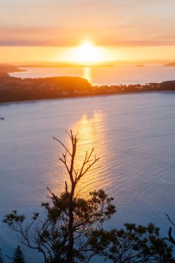 Shoal Bay, Avustralya 'da güzel bir gün batımı.