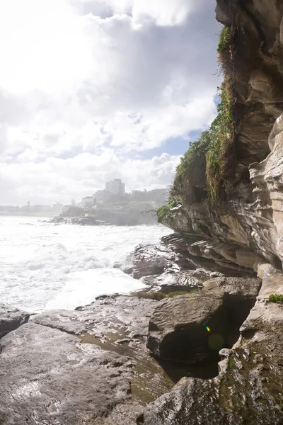 Sturmwellen krachen auf die Felsen, Bondi Australia — Stockfoto