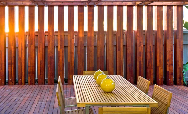 Fából készült asztal és székek a szabadtéri teraszon — Stock Fotó