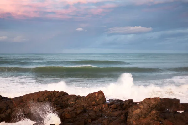 海岸の岩に砕ける強い海の波 — ストック写真