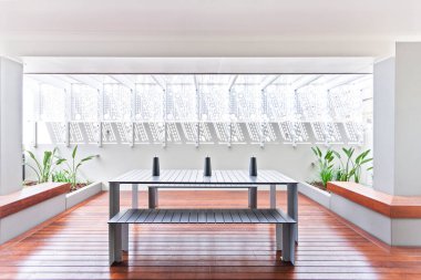 Modern yemek odası ve yemek masası.