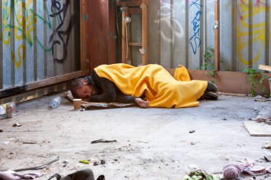 Yerde yatan evsiz bir adam. 