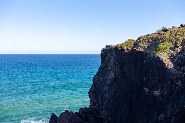 Vista panorâmica da paisagem marinha com grandes rochas na costa — Fotografia de Stock