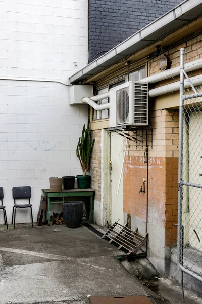 La cour arrière d'un bâtiment industriel — Photo