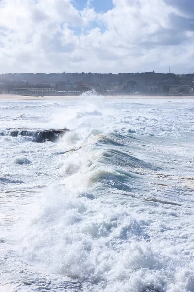 Foamy stong waves crashing in the ocean — Stock Photo, Image