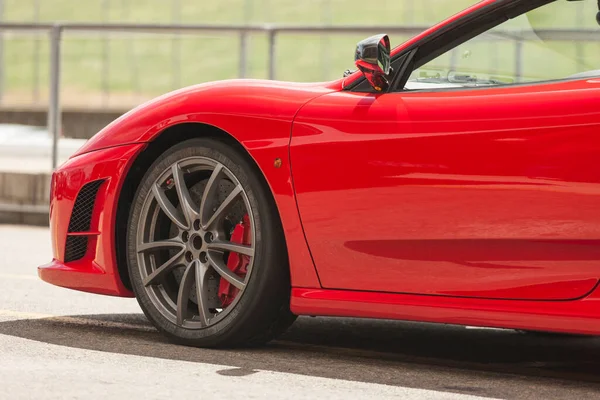 Um carro esportivo de luxo vermelho ao ar livre — Fotografia de Stock