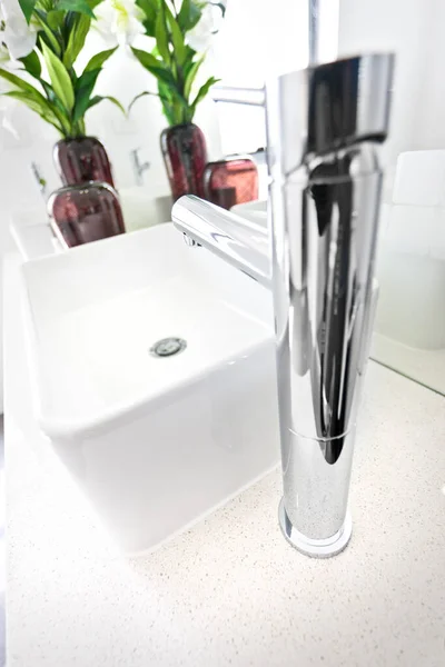 Un robinet de chrome moderne sur évier blanc — Photo