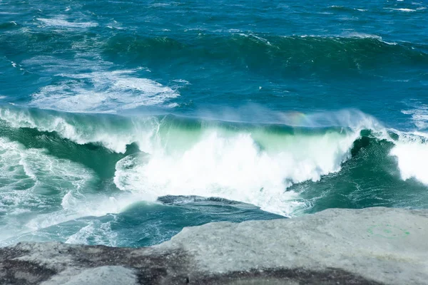 Schuimige krachtige golven die neerstorten in de oceaan — Stockfoto