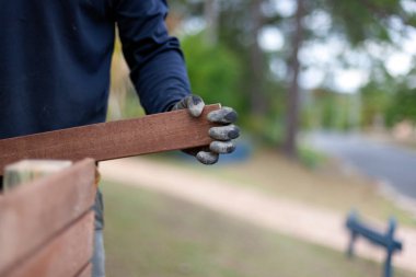 Tahta tutan bir işçi.