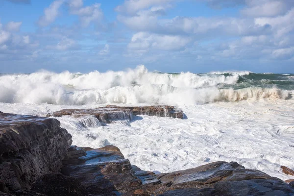 Fale burzowe uderzające o skały, Bondi Australia — Zdjęcie stockowe