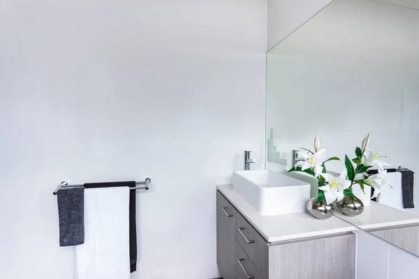 Um luxuoso banheiro moderno design de interiores vista — Fotografia de Stock