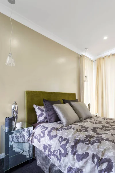 Projekt sypialni w luksusowym nowoczesnym domu — Zdjęcie stockowe