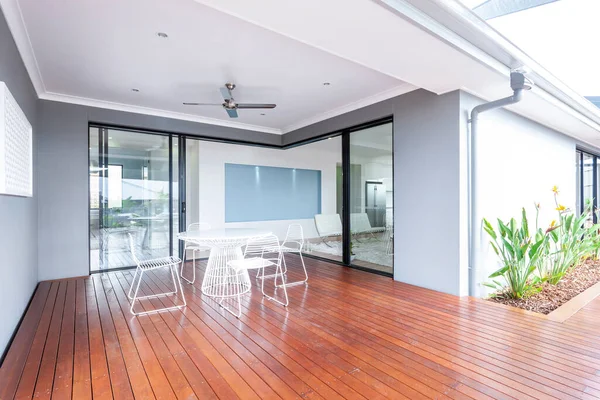 Een lounge ruimte in de achtertuin van modern huis — Stockfoto