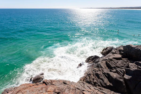 Mar rochoso com ondas espumosas esmagadoras — Fotografia de Stock