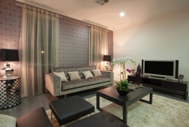 Modern, rahat bir oturma odası iç tasarımı.
