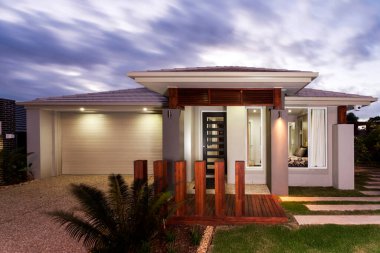 Garajlı modern bir evin ön görüntüsü.