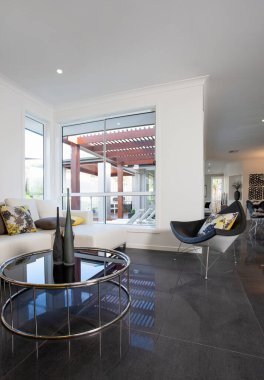 Modern, rahat bir oturma odası iç tasarımı.