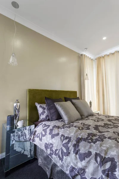 Sovrums design i ett lyxigt modernt hus — Stockfoto