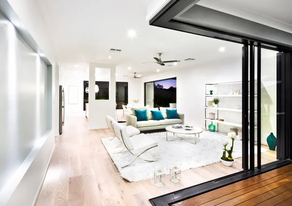 Una sala de estar en una nueva casa de lujo — Foto de Stock