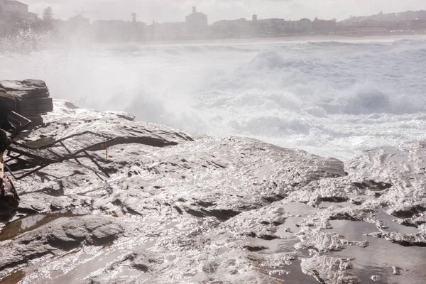 Storm waves crashing on the rocks, Bondi Australia — Stock Photo, Image