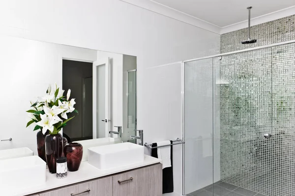 Светлая ванная комната в новом роскошном доме — стоковое фото