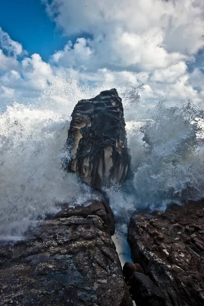 Bouřkové vlny narážející na skály, Bondi Australia — Stock fotografie