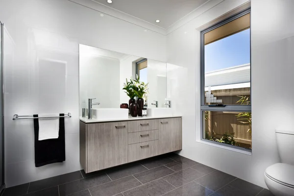 Um banheiro brilhante em nova casa de luxo — Fotografia de Stock