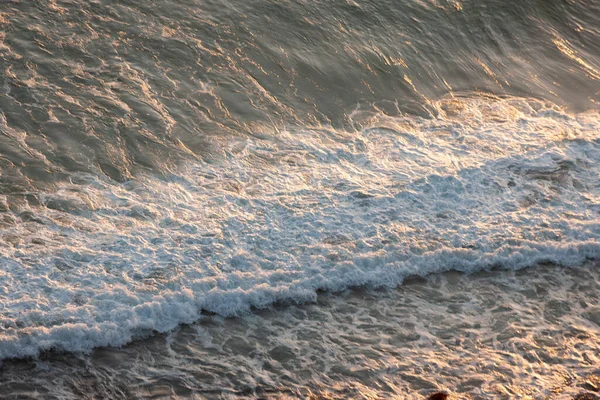 岩の多い海岸で波が砕ける — ストック写真