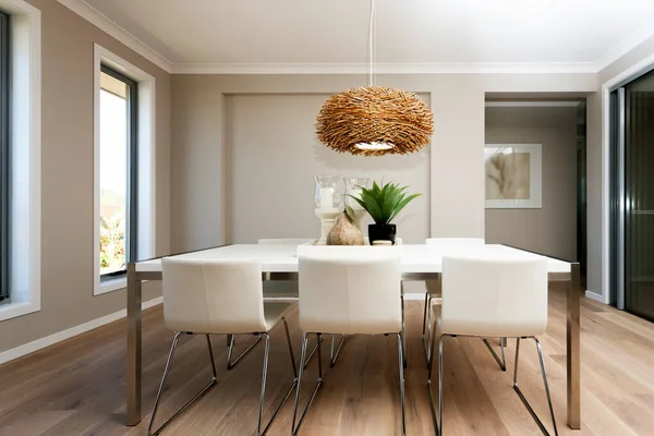 Moderno comedor de moda y mesa de cena — Foto de Stock