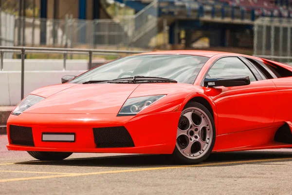 Um carro esportivo de luxo vermelho ao ar livre — Fotografia de Stock