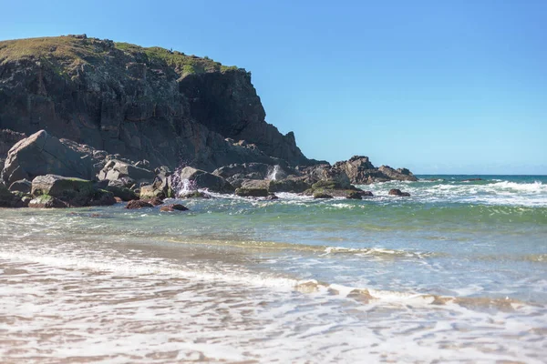 Vista panorâmica da paisagem marinha com grandes rochas na costa — Fotografia de Stock