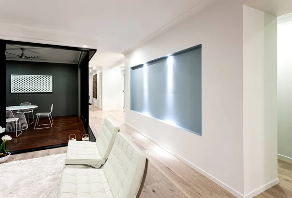 Vista interior de una sala de estar en una nueva casa de lujo —  Fotos de Stock