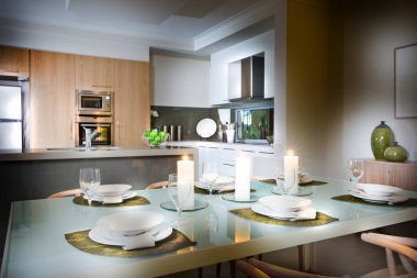 Modern bir mutfak ve yemek odası.