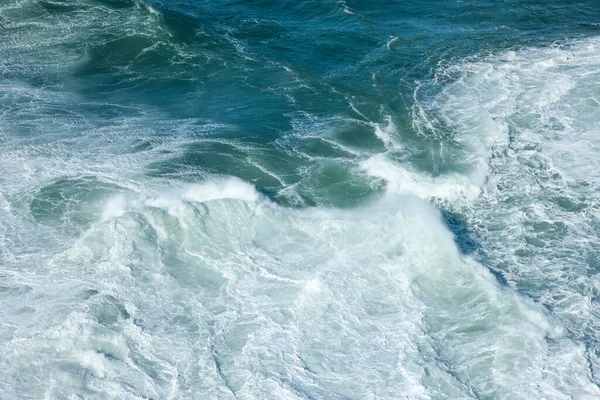 Ondas espumosas de stong batendo no oceano — Fotografia de Stock