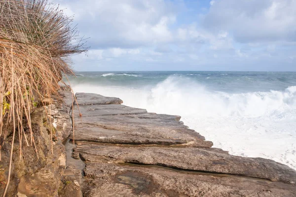 Ondas de tempestade colidindo sobre as rochas, Bondi Austrália — Fotografia de Stock