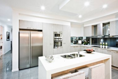 Modern bir mutfak ve yemek odası.
