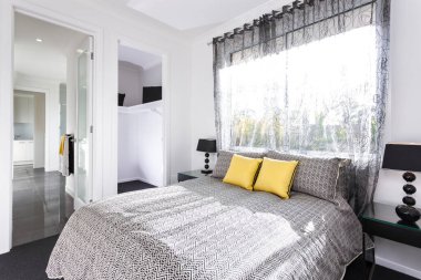 Lüks modern bir evde yatak odası tasarımı. 