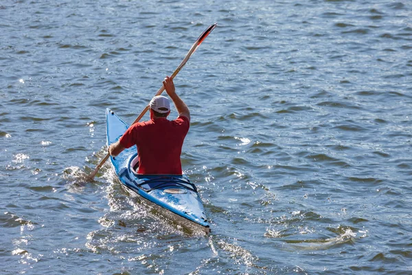 Hombre kayak en el río Brisbane — Foto de Stock